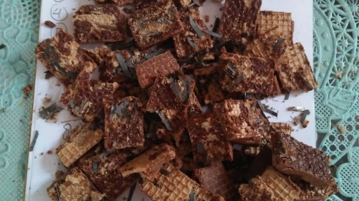 Pria Tak Dikenal Bagi-bagi Wafer ke Anak-anak di Jember, Saat Dibuka Isinya Silet dan Staples