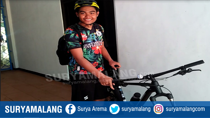 kurniawan-kartika-ajie-bersepeda.jpg