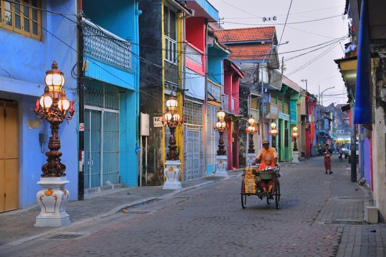 lampu-dekorasi-di-kawasan-Kota-Lama-Surabaya-yang-sebelumnya-dipasang-di-Jalan-Panggung.jpg