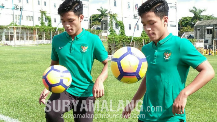 liba-valentino-saat-memperlihatkan-kepiawaiannya-memainkan-bola-di-lapangan-asifa-kota-malang.jpg