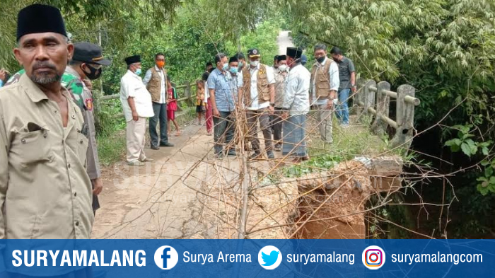 Bangkalan Dilanda Longsor, Akses Jalan Penghubung Tiga Kecamatan Terputus