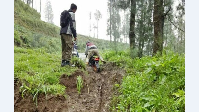 longsor-di-jalur-menuju-gunung-bromo-di-tosari-kabupaten-pasuruan_20170215_171849.jpg