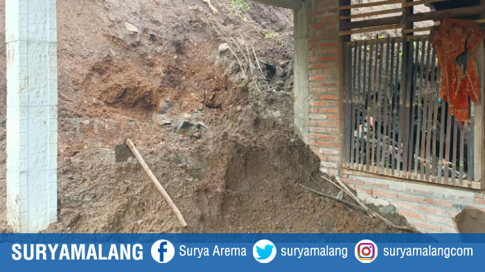 longsor-menimpa-rumah-milik-gito-di-desa-pamongan-kecamatan-mojo-kabupaten-kediri.jpg