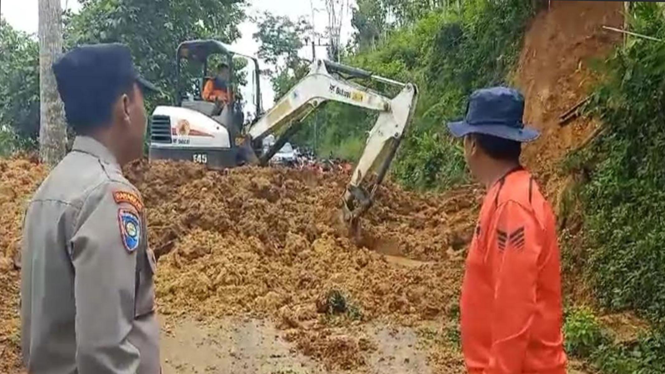 Tanah Longsor Tutup Jalan Antar Kecamatan di Trenggalek, 3 Titik Longsor di Satu Lokasi