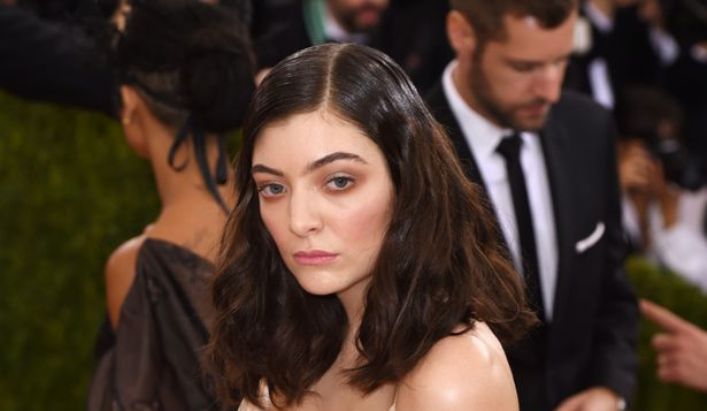 lorde-terlihat-putingnya-saat-red-carpet_20160503_160953.jpg