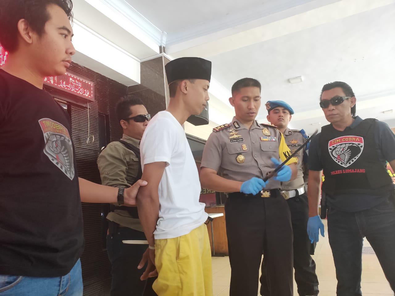 Pengetuk Pintu Langsung Sabetkan Senjata, Dua Orang Bersimbah Darah di Klakah, Lumajang