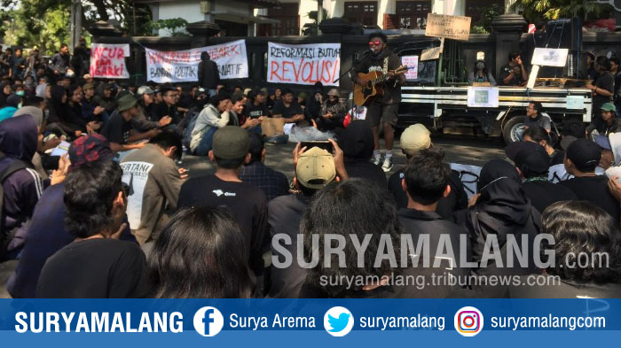 mahasiswa-demonstrasi-di-depan-gedung-dprd-kota-malang-menolak-ruu-yang-tidak-berpihak-rakyat.jpg