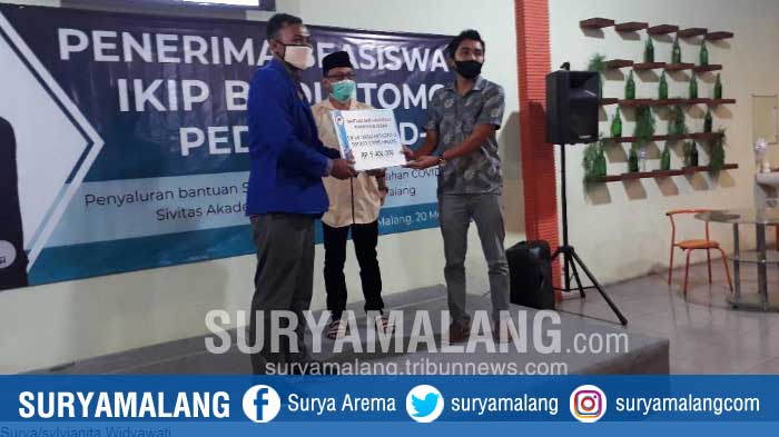 mahasiswa-ikip-budi-utomo-malang-penerima-beasiswa-memberi-donasi-pada-satgas-covid-19.jpg