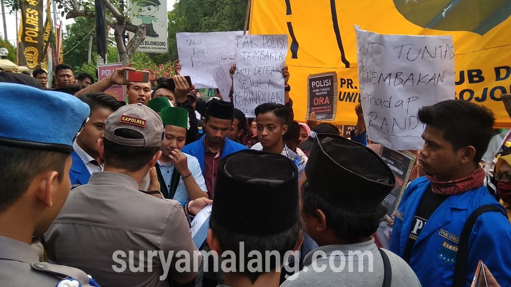 mahasiswa-pmii-dan-hmi-bojonegoro-enembakan-terhadap-randi-mahasiswa-uho-kendari-sultra.jpg