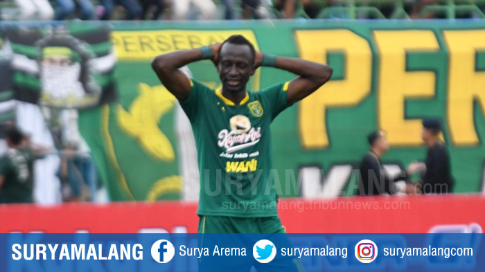 makan-konate-persebaya-surabaya-gagal-penalti.jpg