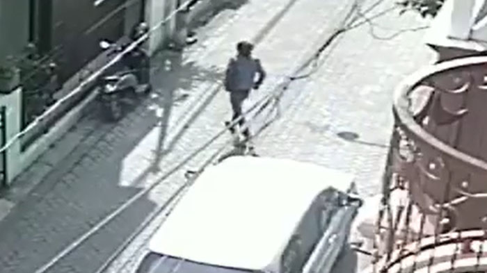 maling-bermobil-mencuri-motor-di-jalan-ketintang-ptt-timur-surabaya-pencurian-ini-terekam-cctv.jpg