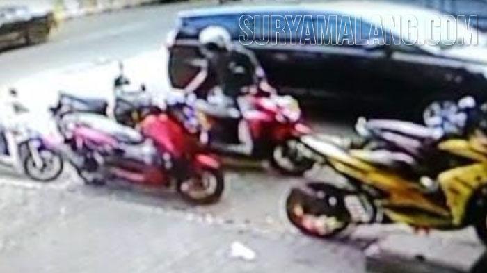 2 Remaja Terekam CCTV saat Curi Honda Vario di Surabaya