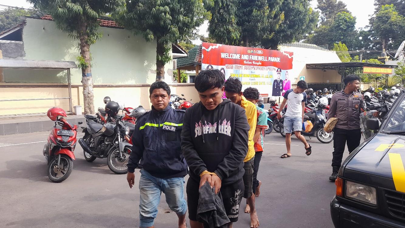 Tampang dan Idenitas 2 Maling Motor Terekam CCTV di Desa Jokarto, Tempeh, Lumajang