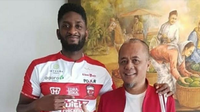 mamadou-samassa-dan-manajer-tim-madura-united-fc-haruna-soemitro_20180727_213507.jpg