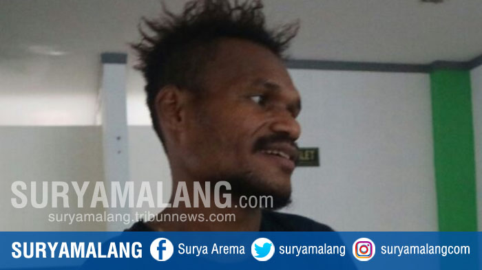mantan-pemain-persipura-jayapura-israel-wamiau-usai-latihan-bersama-arema-fc_20180312_112349.jpg