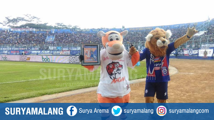 maskot-arema-fc-vs-persija-jakarta.jpg