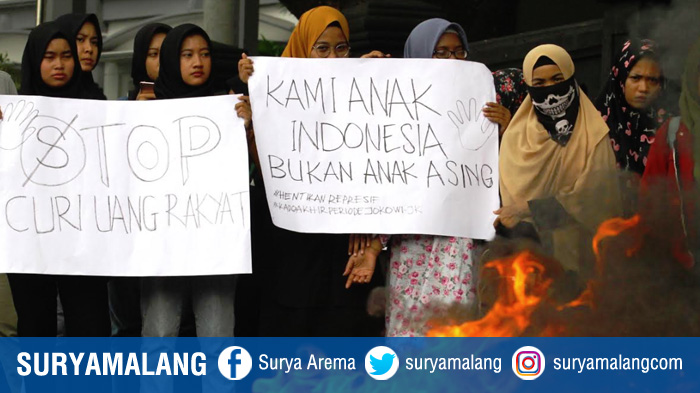 massa-aksi-dari-himpunan-mahasiswa-islam-hmi-cabang-malang.jpg<pf>hmi-malang-kasus-korupsi-di-malang-raya-dan-kasus-blbi.jpg<pf>massa-aksi-dari-himpunan-mahasiswa-islam-hmi-cabang-malang-membakar-ban.jpg