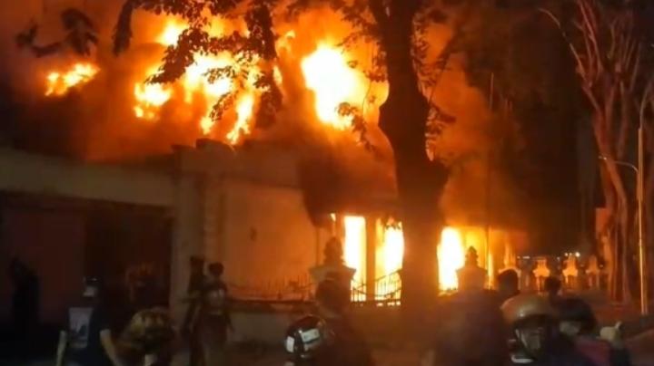 BREAKING NEWS - Cagar Budaya Gedung Negara Grahadi Surabaya Dibakar Massa