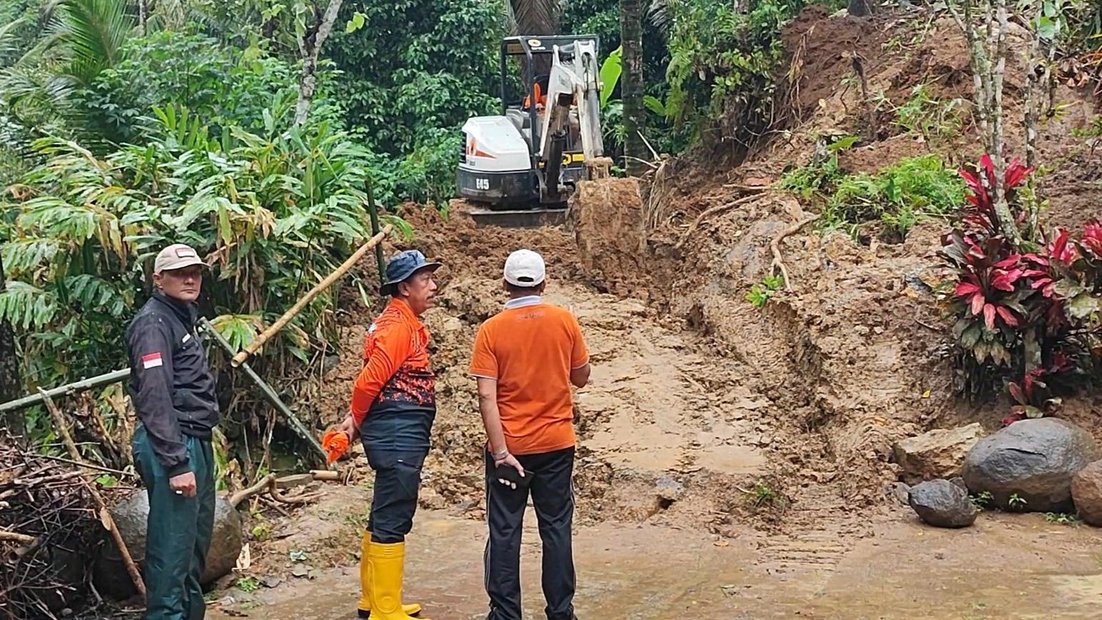 32 Jiwa Terisolasi Akibat Tanah Longsor di Trenggalek, BPBD Turunkan Alat Berat Buka Akses Jalan