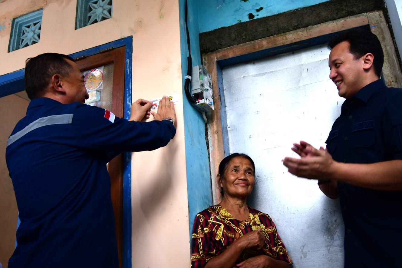Puluhan Tahun Hidup Numpang Listrik, Warga Dampit Semringah Dapat Bantuan Pemasangan Listrik