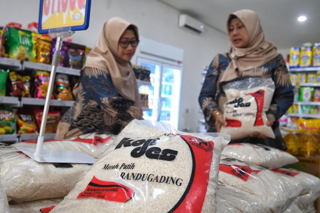 membeli-beras-di-Omi-Merah-Putih-Mart-milik-KMP-Randugading-Tajinan-Kabupaten-Malang.jpg