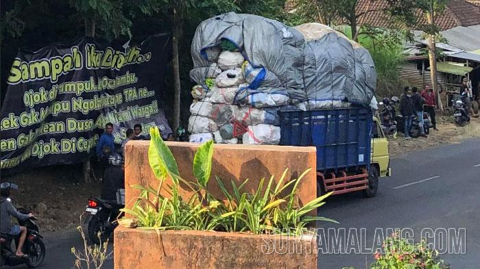 memblokade-akses-masuk-TPA-Tlekung-Junrejo-Kota-Batu.jpg