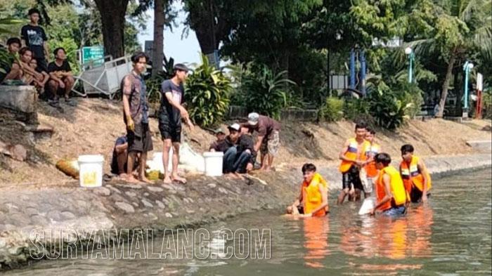 Perilaku Jorok Sebagian Warga Surabaya, Cuci Jerohan Hewan Kurban di Sungai