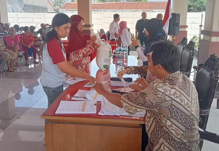 mengambil-beras-bantuan-pangan-di-kantor-Kelurahan-Sananwetan-Kota-Blitar.jpg