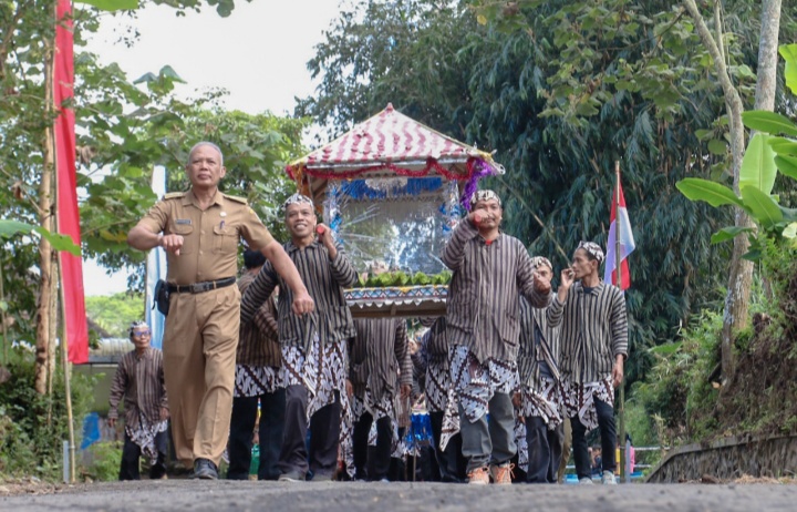 mengarak-tumpeng-dalam-grebeg-suro-di-dusun-pamotan-kecamatan-dampit-kabupaten-malang.jpg