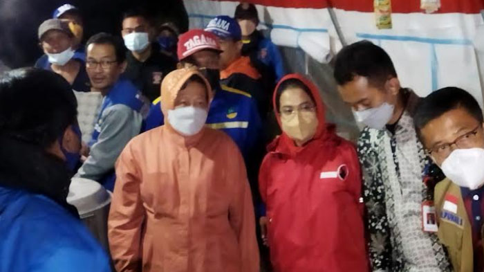 mensos-tri-rismaharini-meninjau-banjir-bandang-di-dusun-gintung-desa-bulukerto-kota-batu.jpg