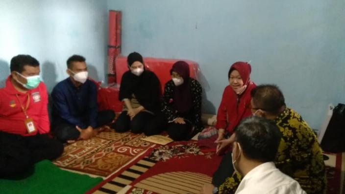 menteri-sosial-tri-rismaharini-menyambangi-rumah-mendiang-saad-warga-dusun-desa-kalirejo.jpg