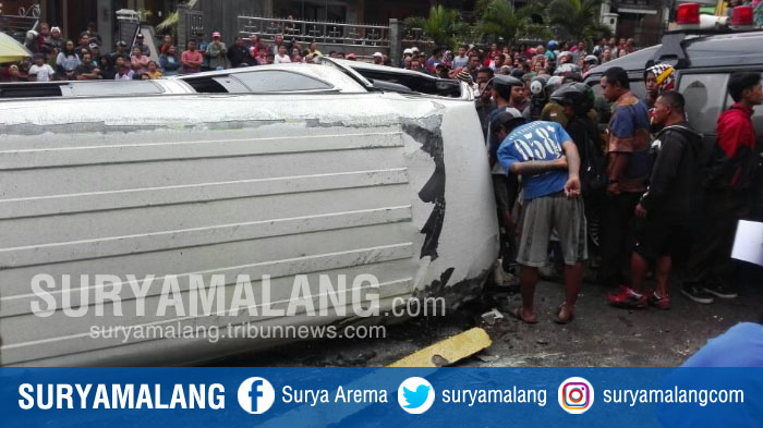 minibus-mengalami-kecelakaan-di-jalan-pertigaan-klemuk-kota-batu-jumat-262017_20170602_171108.jpg