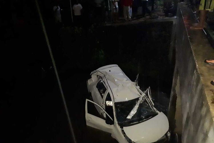 Mesin Mati, Minibus Tertabrak dan Terseret KA sampai Masuk Saluran Irigasi di Pariaman
