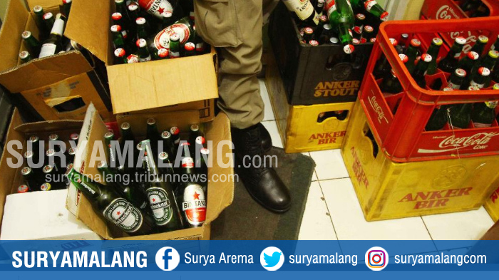 minuman-keras-hasil-razia-cafe-yang-disita-satpol-pp-kota-malang-sabtu-1062017_20170610_174335.jpg