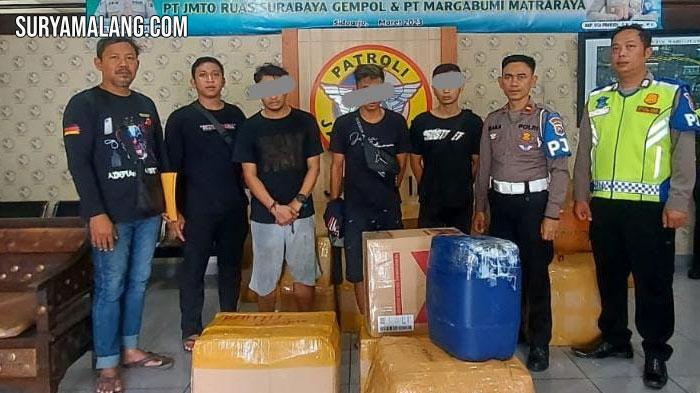 Usut Asal-usul 3.350 Botol Arak Dibawa 2 Sopir yang Tertangkap di Rest Area Tol Sidoarjo - Waru