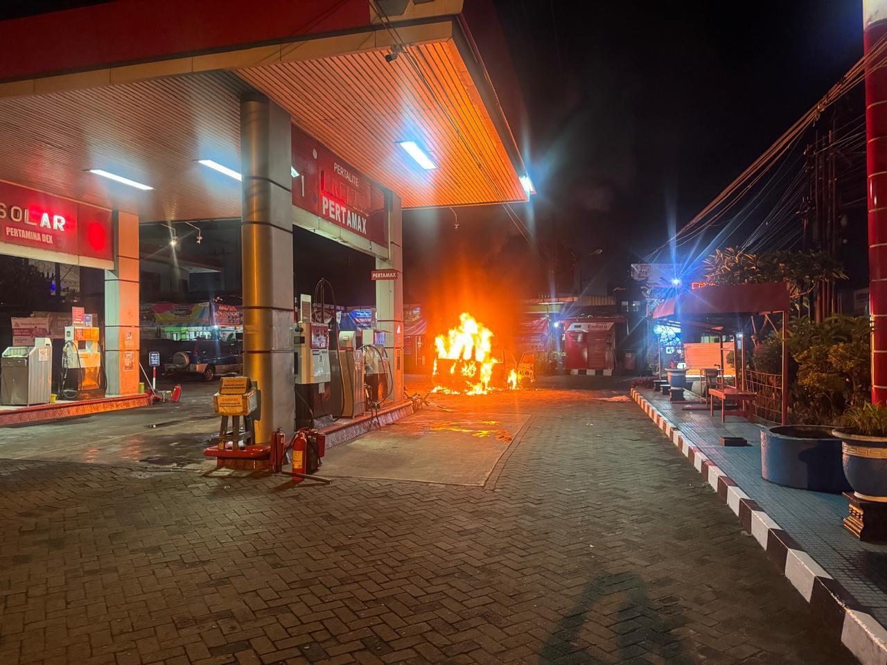 mobil-Suzuki-Carry-yang-terbakar-di-SPBU-Kepanjen-Kabupaten-Malang-Selasa-2012026.jpg