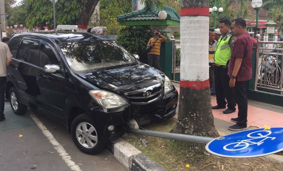 Ban Meletus, Mobil Dosen Tabrak Tiang Rambu Lalu Lintas Di Blitar