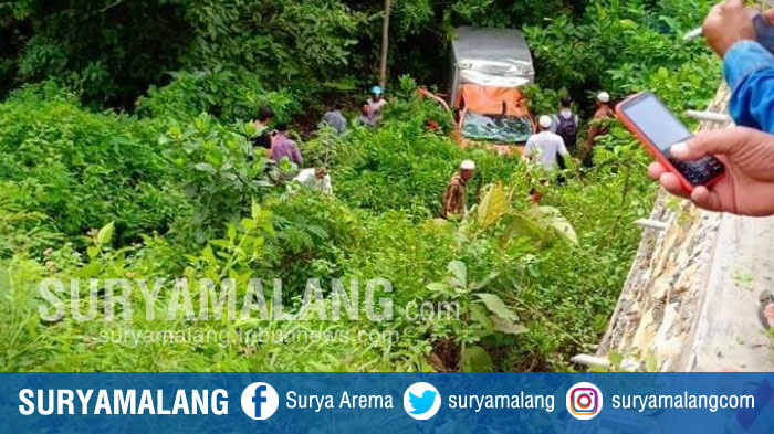 Mobil Boks Kantor Pos Terjun ke Jurang di Jalan Raya Ponjuk, Pamekasan