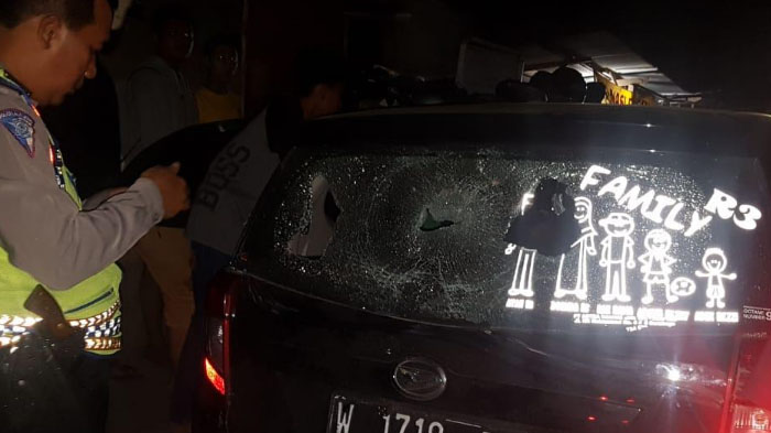 mobil-daihatsu-sigra-nopol-w-1718-px-yang-dirusak-warga-di-jalan-rajawali-gedangan-sidoarjo.jpg