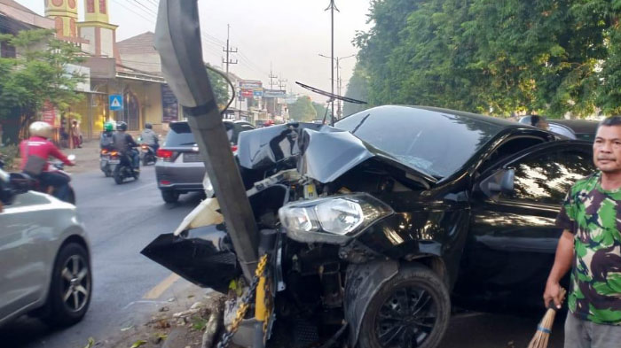 mobil-datsun-go-nopol-m-1488-hf-menabrak-tiang-pju-di-jalan-a-yani-desa-seruni-gedangan-sidoarjo.jpg