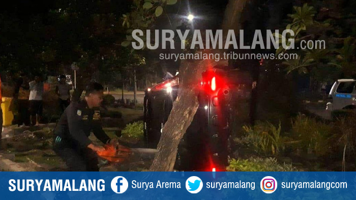 mobil-honda-crv-s-1371-ht-menabrak-trotoar-taman-hingga-terbalik-di-jalan-jemursari-surabaya_20180827_114052.jpg