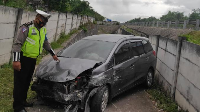 Sopir Ngantuk, Mobil Honda Mobilio Tabrak Pembatas Jalan Tol Kertosono-Madiun