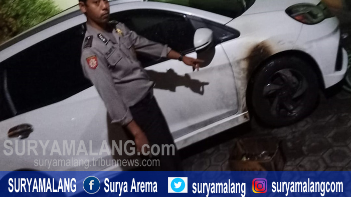 mobil-milik-sulaiman-warga-peterongan-yang-nyaris-terbakar-karena-dilempar-bom-molotov.jpg