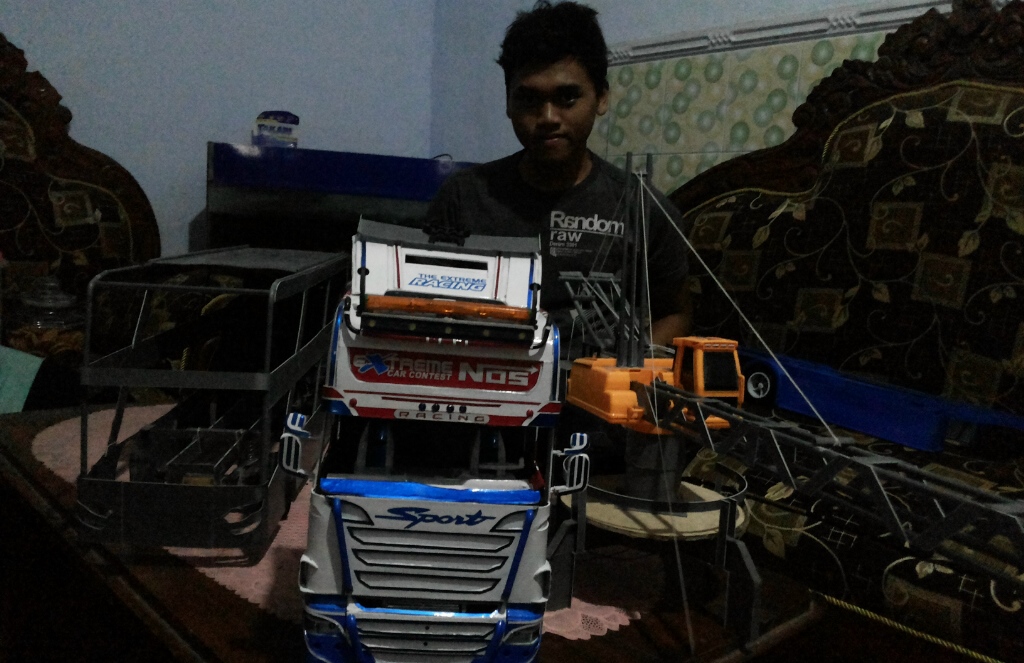 Lulusan SMA Ini Membuat Mobil Mainan Berbahan Paralon yang Digerakkan Remote Controle