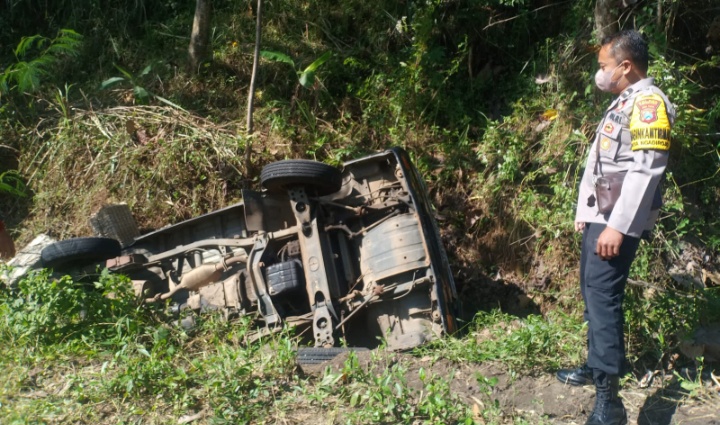 Ban Selip, Mobil Pikap Terguling di Desa Suru, Ponorogo