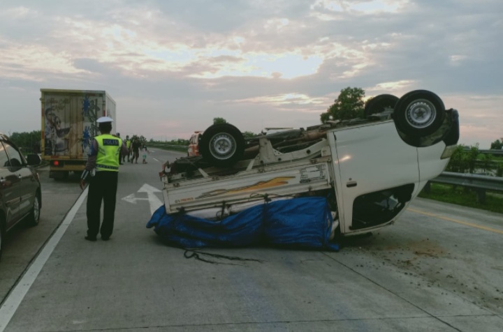 mobil-pikap-nopol-s-8696-nd-terguling-di-tol-mojokerto-jombang.jpg