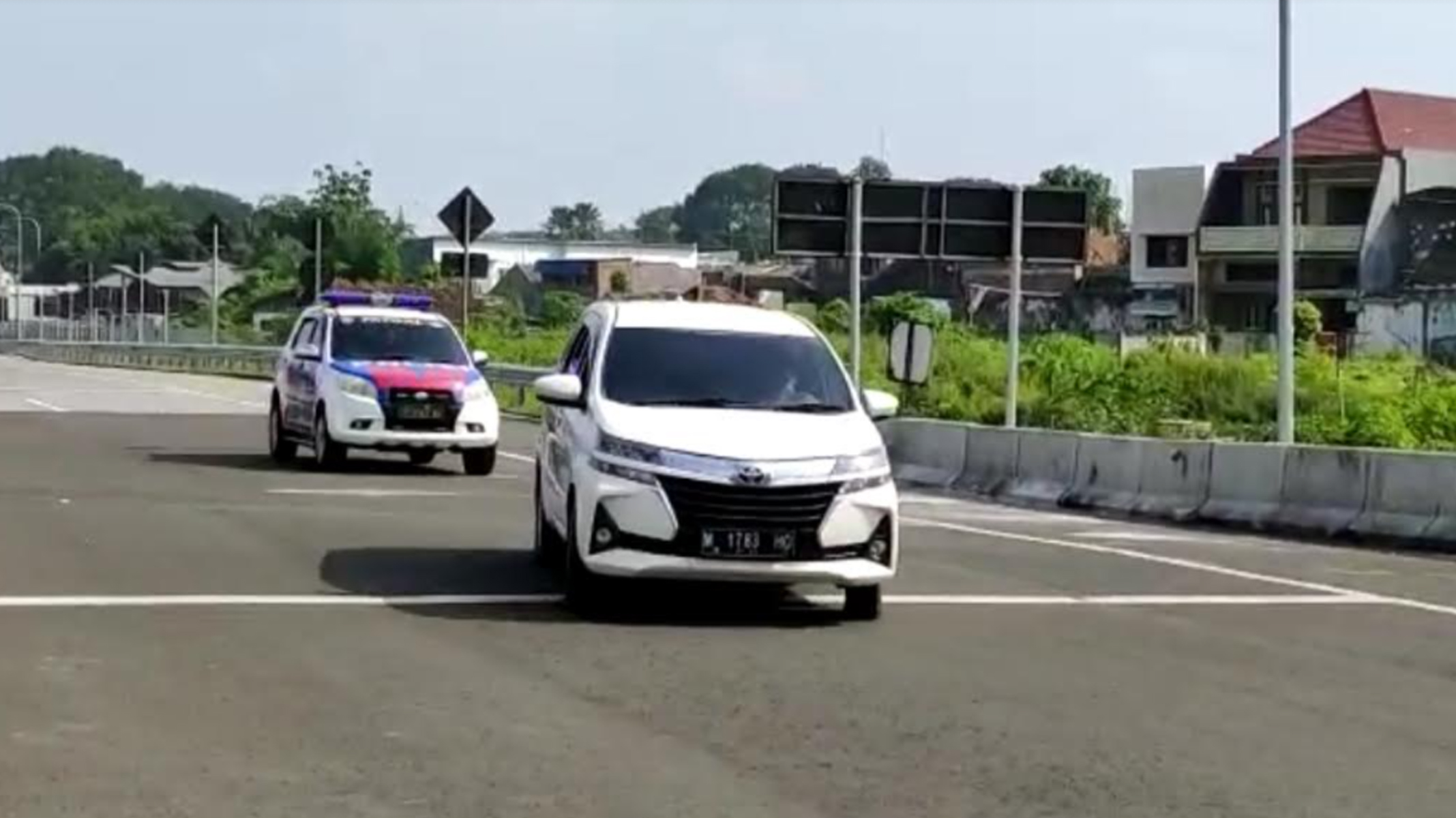 mobil-plat-m-terobos-pos-penyekatan-larangan-mudik-malang.jpg