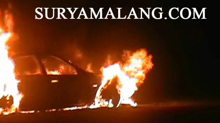 mobil-pns-terbakar-blitar_20150827_133230.jpg