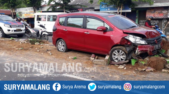 mobil-suzuki-vvt-menabrak-pot-bunga-pembatas-jalan-trunojoyo-kecamatan-kota-pamekasan.jpg