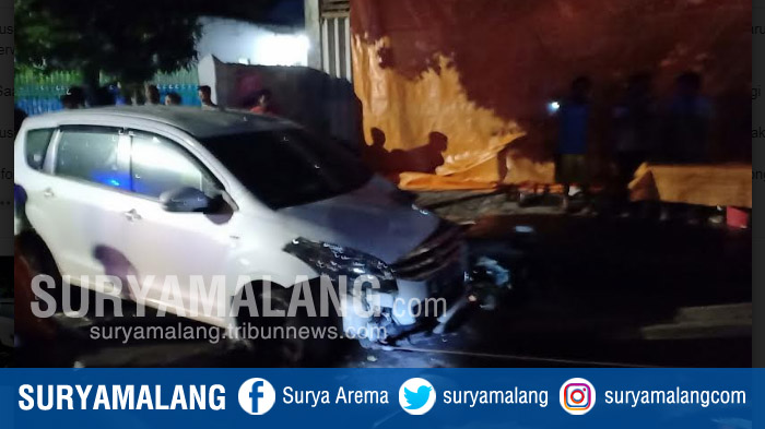 Diduga Sopir Mengantuk, Mobil Tabrak Warung PKL Di Kota Madiun